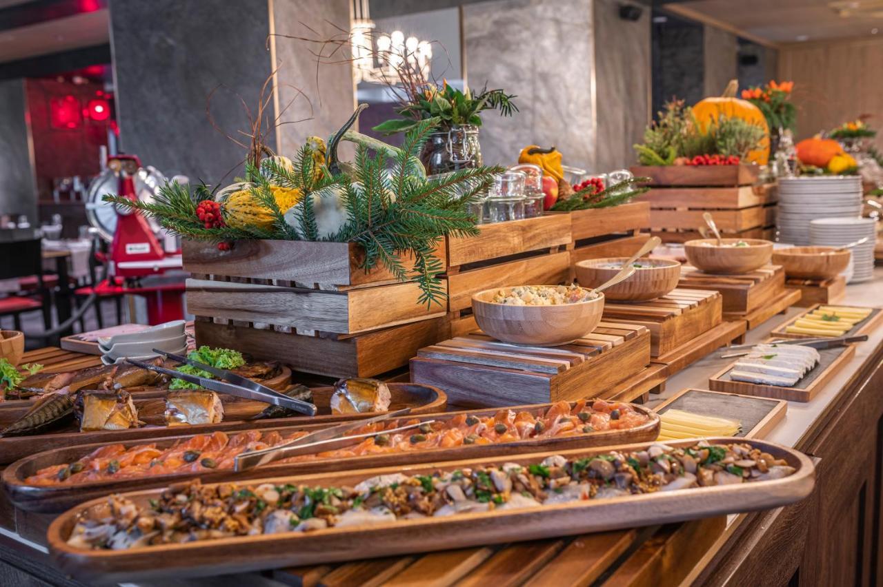 Nosalowy Park Hotel & Spa Zakopane Ngoại thất bức ảnh A buffet at a restaurant